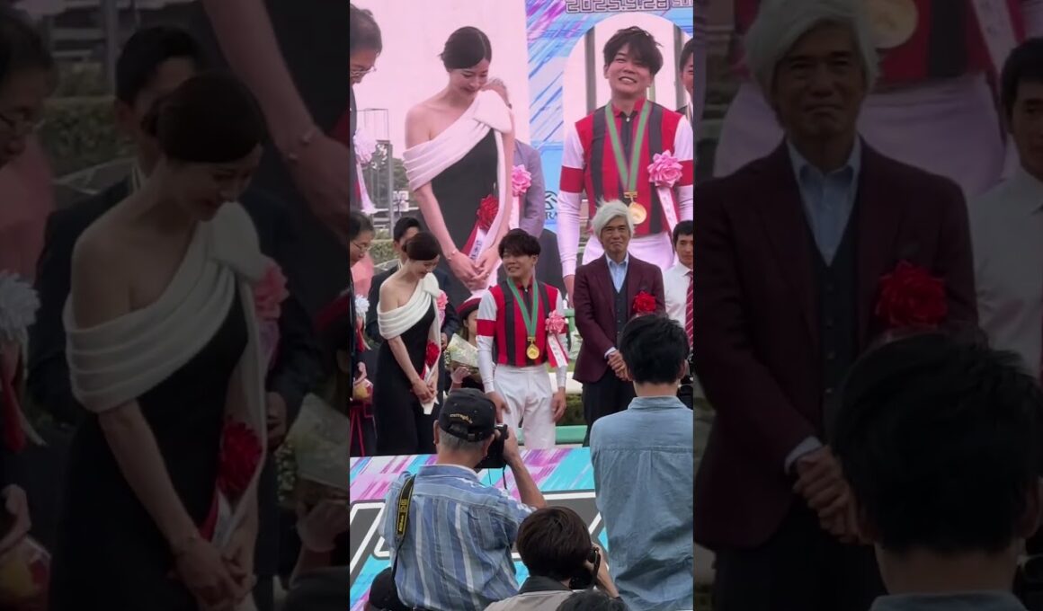 佐藤浩市さん 満面の笑みで初GI勝利の三浦皇成騎手にメダル贈呈 第59回スプリンターズステークス表彰式