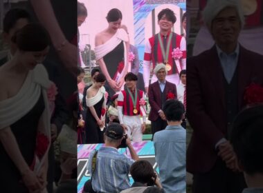 佐藤浩市さん 満面の笑みで初GI勝利の三浦皇成騎手にメダル贈呈 第59回スプリンターズステークス表彰式