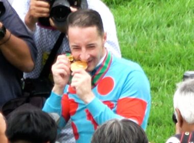 【秋華賞2025】Cルメール騎手・勝利インタビュー～レース後はおしとやかに口取りするエンブロイダリー～表彰式 現地映像