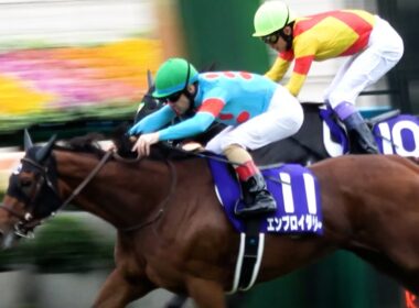 【秋華賞2025】逃げる武豊を捉えてエンブロイダリーに2冠目をプレゼントしたC.ルメールのウイニングラン 現地映像 生ファンファーレ付き