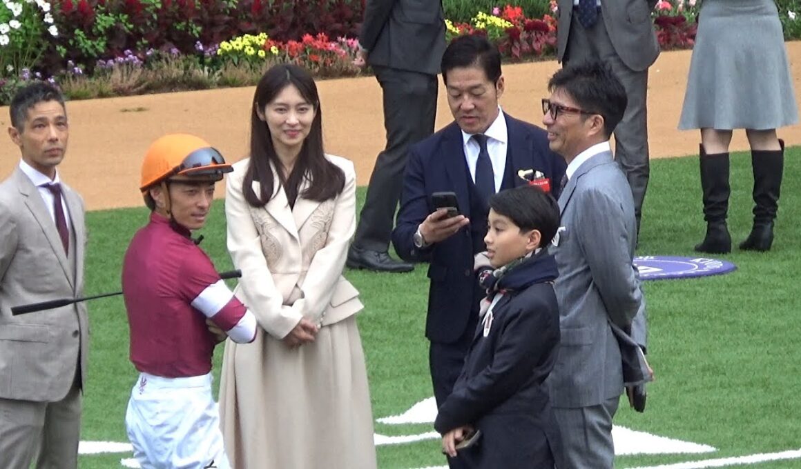 【菊花賞2025】エリキングを出走させるサイバーエージェント社長藤田晋オーナー！家族と川田騎手を交え談笑！！見事2着に入り今後の活躍が期待される！！【現地映像】