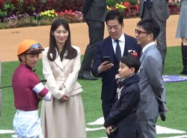 【菊花賞2025】エリキングを出走させるサイバーエージェント社長藤田晋オーナー！家族と川田騎手を交え談笑！！見事2着に入り今後の活躍が期待される！！【現地映像】