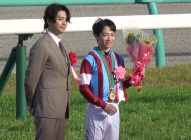 【皐月賞2026】松山弘平騎手・勝利インタビュー～口取り～表彰式 現地映像 生ファンファーレ付き