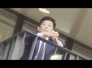 雨の京都で呆然とする友道調教師 天皇賞春アドマイヤテラ破れる