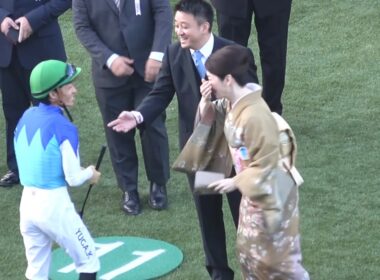 【現地 パドック】2025 G1 ジャパンカップ   各陣営の様子 背後からアドマイヤのオーナーさんに近づきびっくりさせる川田将雅騎手【東京競馬場】