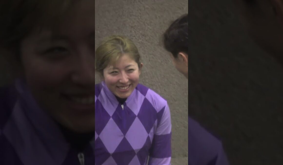 オークスを勝利した今村聖奈騎手と最終レース勝利した武豊騎手が握手を交わす
