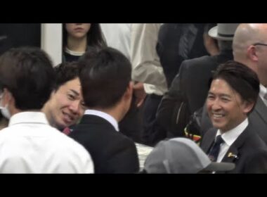 【日本ダービー2026】福永調教師や坂井瑠星に祝福される松山弘平騎手 ロブチェン【検量室の様子】