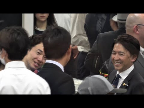 【日本ダービー2026】福永調教師や坂井瑠星に祝福される松山弘平騎手 ロブチェン【検量室の様子】