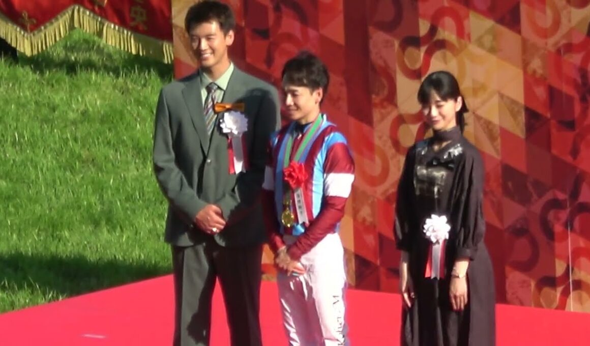 【日本ダービー2026】馬車の馬を愛でるダービーージョッキーの松山弘平騎手 現地映像 口取り～表彰式～松山弘平騎手・勝利インタビュー