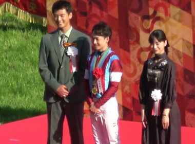 【日本ダービー2026】馬車の馬を愛でるダービーージョッキーの松山弘平騎手 現地映像 口取り～表彰式～松山弘平騎手・勝利インタビュー