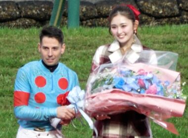 【朝日杯フューチュリティステークス2025】 C.デムーロ騎手・勝利インタビュー～口取り～表彰式 現地映像 カヴァレリッツォ